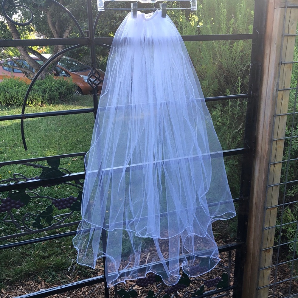 Veil in white tulle with simple comb and finished edges OS